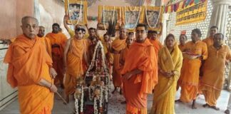 चांदी के रथ पर विराजे श्री गौर गोविंद जी