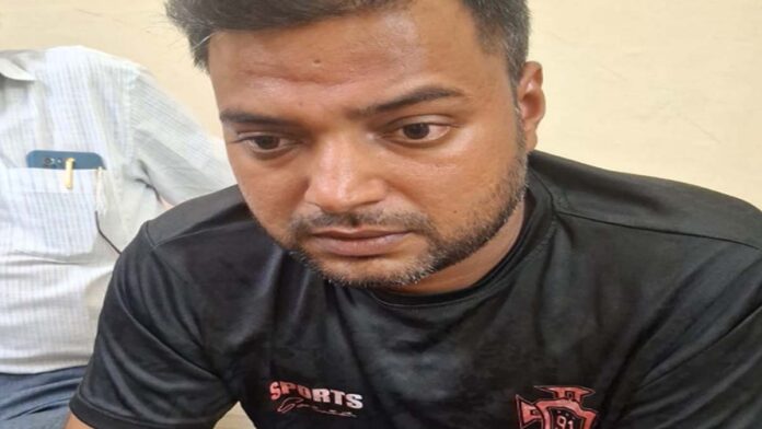 Patwari caught red-handed by the ACB while accepting a bribe of ₹75,000.