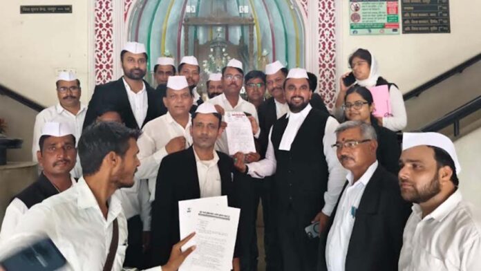 A memorandum addressed to the President was submitted, demanding an impartial inquiry into the lathi-charge on students.