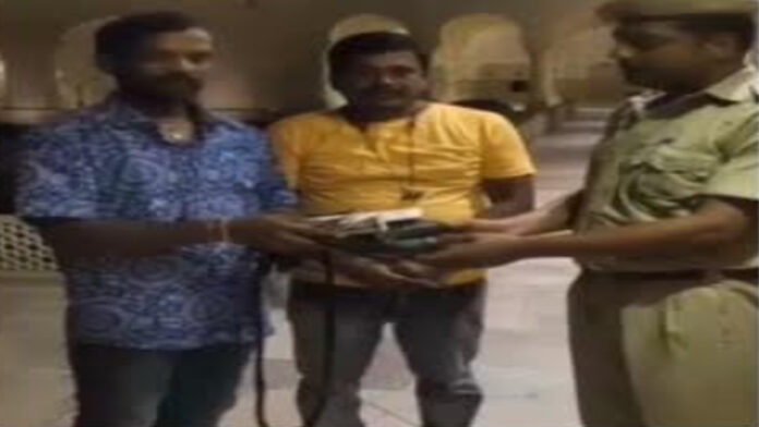 Bag containing ₹1.06 lakh returned to tourist Bag containing ₹1.06 lakh returned to tourist
