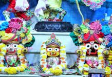 500 साल पुरानी परंपरा निभी: मौसी के घर की धुलाई कर श्रद्धालुओं ने किया भगवान जगन्नाथ का स्वागत Devotees welcomed Lord Jagannath after washing the 'Mausi's house' (Aunt's house).
