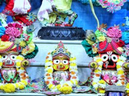 500 साल पुरानी परंपरा निभी: मौसी के घर की धुलाई कर श्रद्धालुओं ने किया भगवान जगन्नाथ का स्वागत Devotees welcomed Lord Jagannath after washing the 'Mausi's house' (Aunt's house).