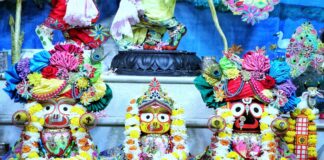 500 साल पुरानी परंपरा निभी: मौसी के घर की धुलाई कर श्रद्धालुओं ने किया भगवान जगन्नाथ का स्वागत Devotees welcomed Lord Jagannath after washing the 'Mausi's house' (Aunt's house).