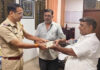 ईमानदारी की मिसाल: 2.10 लाख नकदी और गहनों से भरा बैग पुलिस के जरिए व्यापारी को लौटाया Bag containing ₹2.10 lakh in cash and jewelry returned to businessman through the police
