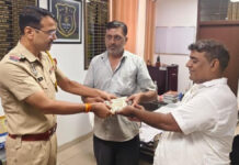 ईमानदारी की मिसाल: 2.10 लाख नकदी और गहनों से भरा बैग पुलिस के जरिए व्यापारी को लौटाया Bag containing ₹2.10 lakh in cash and jewelry returned to businessman through the police