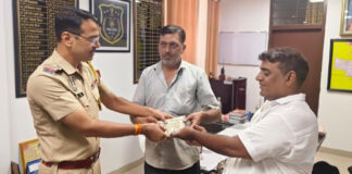 ईमानदारी की मिसाल: 2.10 लाख नकदी और गहनों से भरा बैग पुलिस के जरिए व्यापारी को लौटाया Bag containing ₹2.10 lakh in cash and jewelry returned to businessman through the police