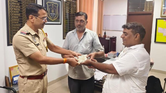 Bag containing ₹2.10 lakh in cash and jewelry returned to businessman through the police Bag containing ₹2.10 lakh in cash and jewelry returned to businessman through the police