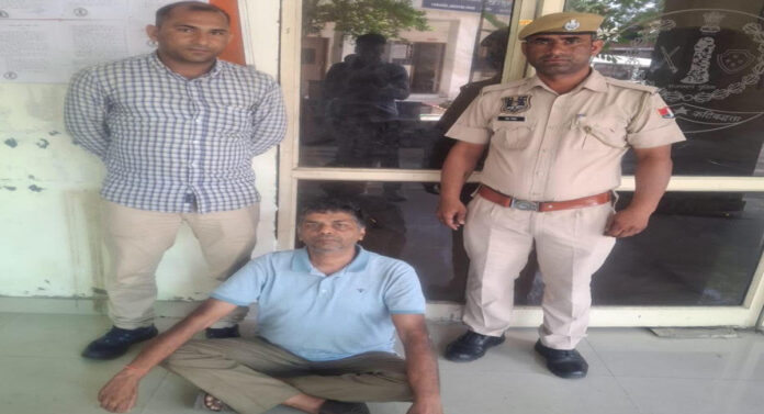 Fraudster with ₹5,000 bounty, absconding for 15 years, arrested. Fraudster with ₹5,000 bounty, absconding for 15 years, arrested.