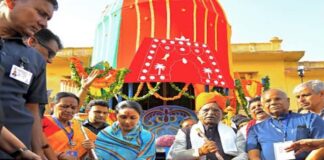 जयपुर में श्रद्धा-भक्ति के साथ निकली भगवान जगन्नाथ की रथयात्रा में राज्यपाल और उपमुख्यमंत्री ने की रथ पूजा Lord Jagannath's Rath Yatra taken out in Jaipur with devotion and reverence.