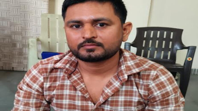 Patwari arrested for accepting a bribe in the name of a land conversion report. Patwari arrested for accepting a bribe in the name of a land conversion report.
