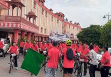 साइकिल चलाकर अधिकारियों ने दिया फिटनेस का संदेश Officials conveyed a message of fitness by cycling.