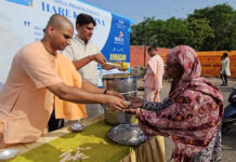 पैरा ओलंपिक थ्रोबॉल जागरूकता रैली में हरे कृष्ण मूवमेंट ने बांटी खिचड़ी