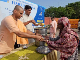 पैरा ओलंपिक थ्रोबॉल जागरूकता रैली में हरे कृष्ण मूवमेंट ने बांटी खिचड़ी