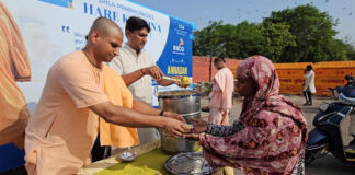 पैरा ओलंपिक थ्रोबॉल जागरूकता रैली में हरे कृष्ण मूवमेंट ने बांटी खिचड़ी