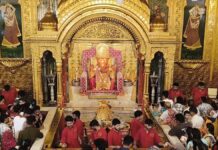 गुरु पूर्णिमा पर राजस्थानी लहरिया वेशभूषा में सजे मोती डूंगरी गणेश Moti Dungri Ganesh adorned in Rajasthani *Leheriya* attire on Guru Purnima.