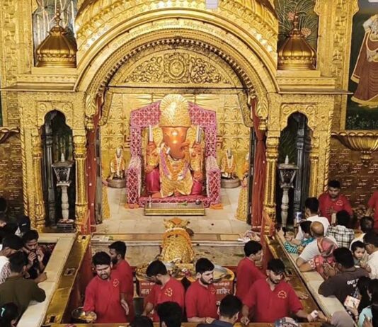 गुरु पूर्णिमा पर राजस्थानी लहरिया वेशभूषा में सजे मोती डूंगरी गणेश Moti Dungri Ganesh adorned in Rajasthani *Leheriya* attire on Guru Purnima.