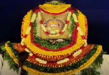 एकादशी पर फूल बंगले में विराजे लखदातार Lakhdatar is enshrined in the Phool Bangla on Ekadashi.