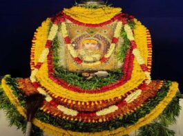 एकादशी पर फूल बंगले में विराजे लखदातार Lakhdatar is enshrined in the Phool Bangla on Ekadashi.