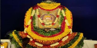 एकादशी पर फूल बंगले में विराजे लखदातार Lakhdatar is enshrined in the Phool Bangla on Ekadashi.