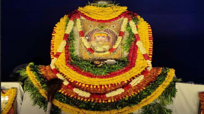 Lakhdatar is enshrined in the Phool Bangla on Ekadashi. Lakhdatar is enshrined in the Phool Bangla on Ekadashi.