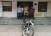 नशे की लत पूरी करने के लिए दुपहिया वाहन चुराने वाला शातिर चोर गिरफ्तार Cunning thief arrested for stealing two-wheelers to fund his drug addiction.