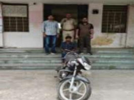 नशे की लत पूरी करने के लिए दुपहिया वाहन चुराने वाला शातिर चोर गिरफ्तार Cunning thief arrested for stealing two-wheelers to fund his drug addiction.