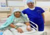 एआर तकनीक से बिना प्लेट-स्क्रू निकाले हुआ घुटने का प्रत्यारोपण Knee replacement performed using AR technology without removing plates and screws.