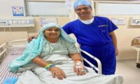 एआर तकनीक से बिना प्लेट-स्क्रू निकाले हुआ घुटने का प्रत्यारोपण Knee replacement performed using AR technology without removing plates and screws.