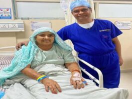 एआर तकनीक से बिना प्लेट-स्क्रू निकाले हुआ घुटने का प्रत्यारोपण Knee replacement performed using AR technology without removing plates and screws.