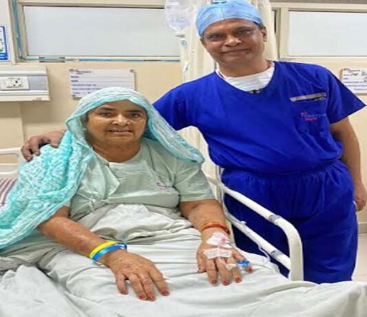 एआर तकनीक से बिना प्लेट-स्क्रू निकाले हुआ घुटने का प्रत्यारोपण Knee replacement performed using AR technology without removing plates and screws.