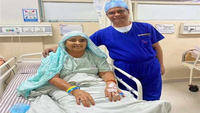 Knee replacement performed using AR technology without removing plates and screws. Knee replacement performed using AR technology without removing plates and screws.