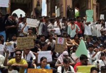 पेपर लीक के विरोध में जयपुर में छात्रों का प्रदर्शन Students protest in Jaipur against the paper leak.