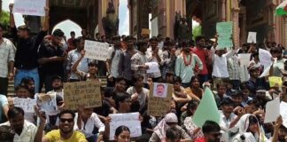 पेपर लीक के विरोध में जयपुर में छात्रों का प्रदर्शन Students protest in Jaipur against the paper leak.
