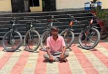 पार्क और अकादमियों के बाहर से साइकिलें चुराने वाला शातिर गिरफ्तार Cunning bicycle thief arrested for stealing cycles from outside parks and academies.
