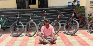 पार्क और अकादमियों के बाहर से साइकिलें चुराने वाला शातिर गिरफ्तार Cunning bicycle thief arrested for stealing cycles from outside parks and academies.