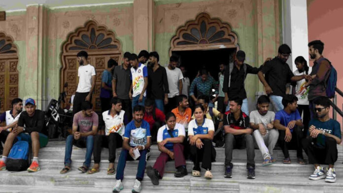 Para-athletes staged a protest demanding out-of-turn appointments and prize money.