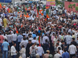 जयपुर में हाई-वोल्टेज प्रदर्शन: राहुल गांधी के विरोध में कांग्रेस कार्यालय घेरने निकली भाजपा पर पुलिस ने चलाई वाटर कैनन High-voltage protest in Jaipur