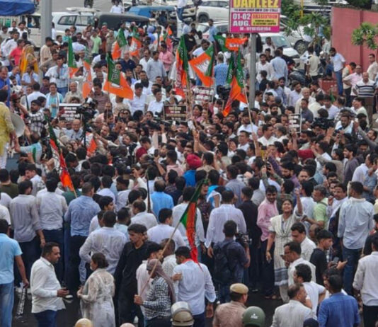 जयपुर में हाई-वोल्टेज प्रदर्शन: राहुल गांधी के विरोध में कांग्रेस कार्यालय घेरने निकली भाजपा पर पुलिस ने चलाई वाटर कैनन High-voltage protest in Jaipur