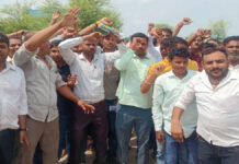 प्रशासन की हठधर्मिता के खिलाफ फैक्ट्री संचालकों और मजदूरों ने किया विरोध प्रदर्शन