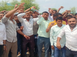 प्रशासन की हठधर्मिता के खिलाफ फैक्ट्री संचालकों और मजदूरों ने किया विरोध प्रदर्शन