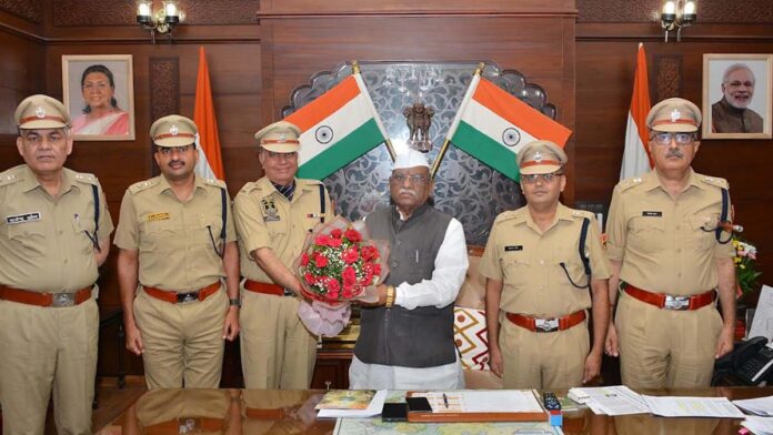 Newly promoted Indian Police Service officers met the Governor. Newly promoted Indian Police Service officers met the Governor.