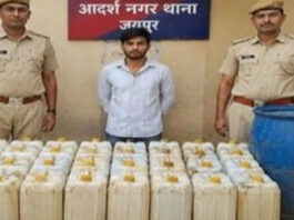रिहायशी मकान से किया 820 लीटर अवैध तारपीन जब्त 820 liters of illicit turpentine seized from a residential house.