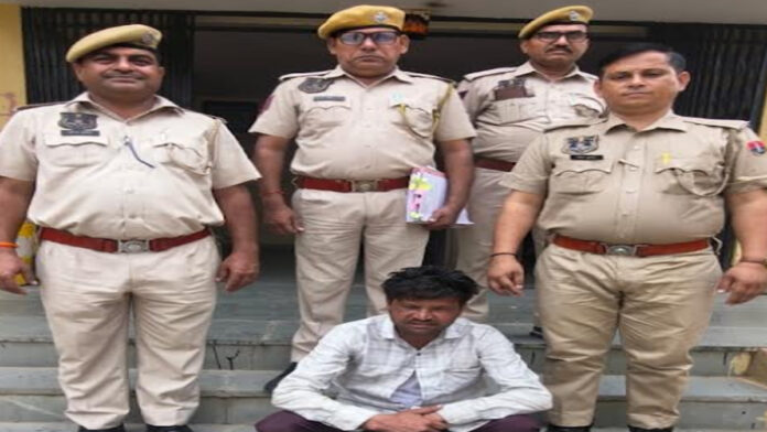 Cunning pickpocket arrested on a moving bus. Cunning pickpocket arrested on a moving bus.