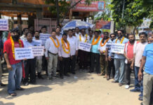 सफाई भर्ती में प्राथमिकता की मांग को लेकर सफाई कर्मचारियों ने किया प्रदर्शन Sanitation workers staged a protest demanding priority in recruitment.