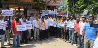 सफाई भर्ती में प्राथमिकता की मांग को लेकर सफाई कर्मचारियों ने किया प्रदर्शन Sanitation workers staged a protest demanding priority in recruitment.