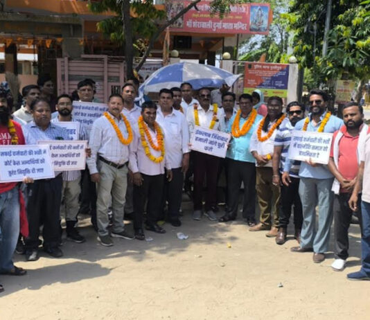 सफाई भर्ती में प्राथमिकता की मांग को लेकर सफाई कर्मचारियों ने किया प्रदर्शन Sanitation workers staged a protest demanding priority in recruitment.
