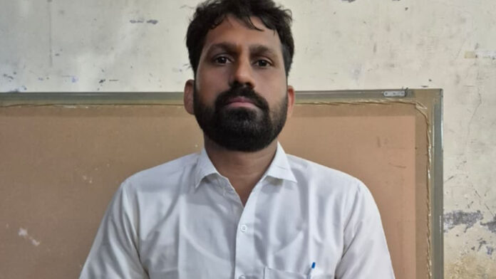 ACB nabbed a Jamadar from the Municipal Corporation's lease branch while accepting a bribe. ACB nabbed a Jamadar from the Municipal Corporation's lease branch while accepting a bribe.