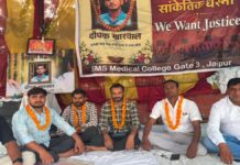 संविदा नर्सिंग कर्मियों का आंदोलन:क्रमिक अनशन पर बैठे पांच नर्सिंग ऑफिसर