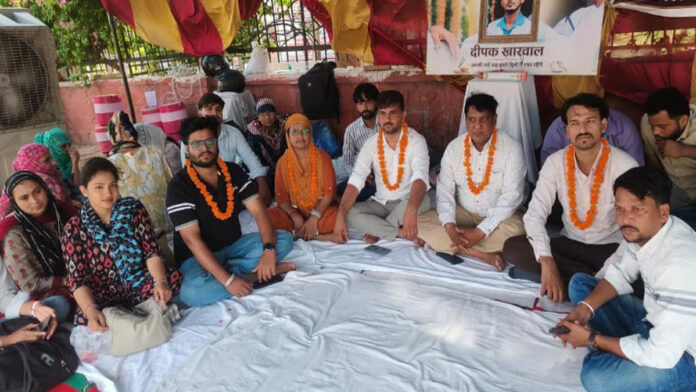 samv Contract nurses have started a relay hunger strike.