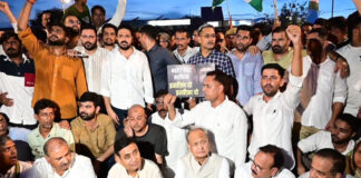 शिक्षा मंत्री के इस्तीफे की मांग पर जयपुर में कांग्रेस का विरोध प्रदर्शन Congress protests in Jaipur demanding the Education Minister's resignation.